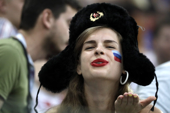 크로아티아 여성 축구팬이 1일(현지시간) 러시아 니즈니 노브고로드 스타디움에서 열린 2018 러시아 월드컵 16강전 크로아티아와 덴마크의 경기를 지켜보며 손키스를 하고 있다. AP 연합뉴스