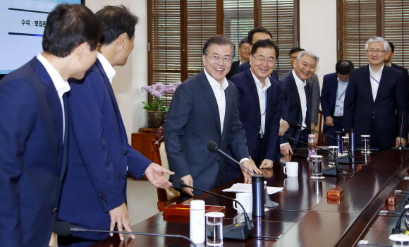 수석.보좌관들에 환한 웃음 보이는 문 대통령