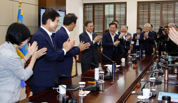 건강히 돌아온 문 대통령, 박수 받으며 입장