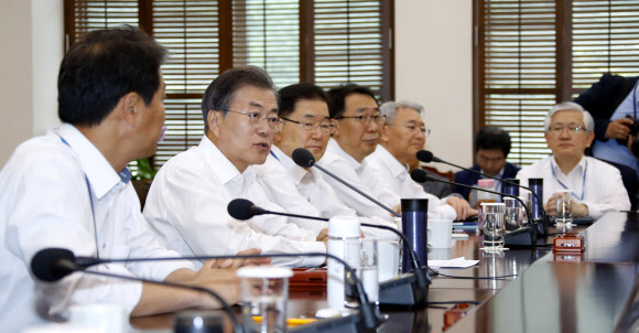 휴식 마친 문 대통령, 수석ㆍ보좌관회의 주재