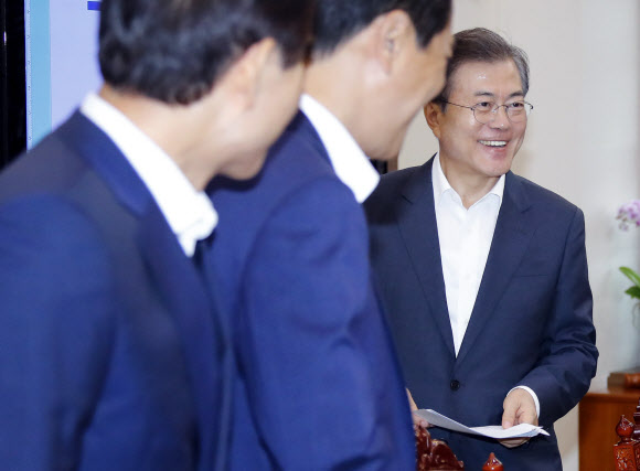 밝은 표정으로 입장하는 문 대통령