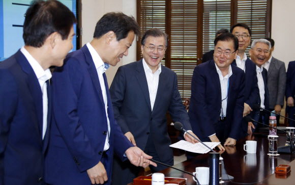 밝은 표정으로 입장하는 문 대통령