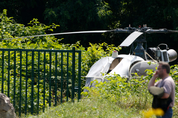 1일(현지시간) 프랑스 파리 인근의 한 교도소에서 레두안 파이드(46)가 탈옥에 이용한 헬리콥터가 파리 북쪽에서 발견됐다. 2018.7.2  AFP 연합뉴스