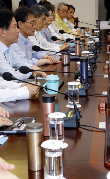 2일 오후 청와대 여민관에서 열린 수석ㆍ보좌관회의에서 참석한 수석 보좌진이 텀블러나 머그잔을 사용하고 있다. 청와대는 사무여건을 친환경적으로 개선하고 일회용품 줄이기에 앞장서기로 하며 사무실에서 일회용 플라스틱 소모품과 종이컵 사용을 자제하고 머그잔, 텀블러 등을 사용토록 권장하기로 했다. 2018.7.2  연합뉴스