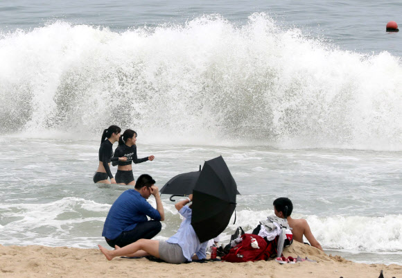 제7호 태풍 ‘쁘라삐룬’이 북상 중인 2일 부산 해운대해수욕장에서 거친 파도가 피서객들이 있는 해변을 덮치고 있다. 2018.7.2  연합뉴스