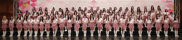 아이돌 서바이벌 붐을 주도한 엠넷 ‘프로듀스 101’의 세 번째 시즌 ‘프로듀스 48’에서는 일본 AKB48 멤버들과 한국 아이돌 연습생 각 48명이 데뷔조 12명 안에 들기 위해 경쟁한다. 사진은 지난달 11일 제작발표회에서 한·일 참가자들이 포즈를 취하는 모습. <br>서울신문 DB