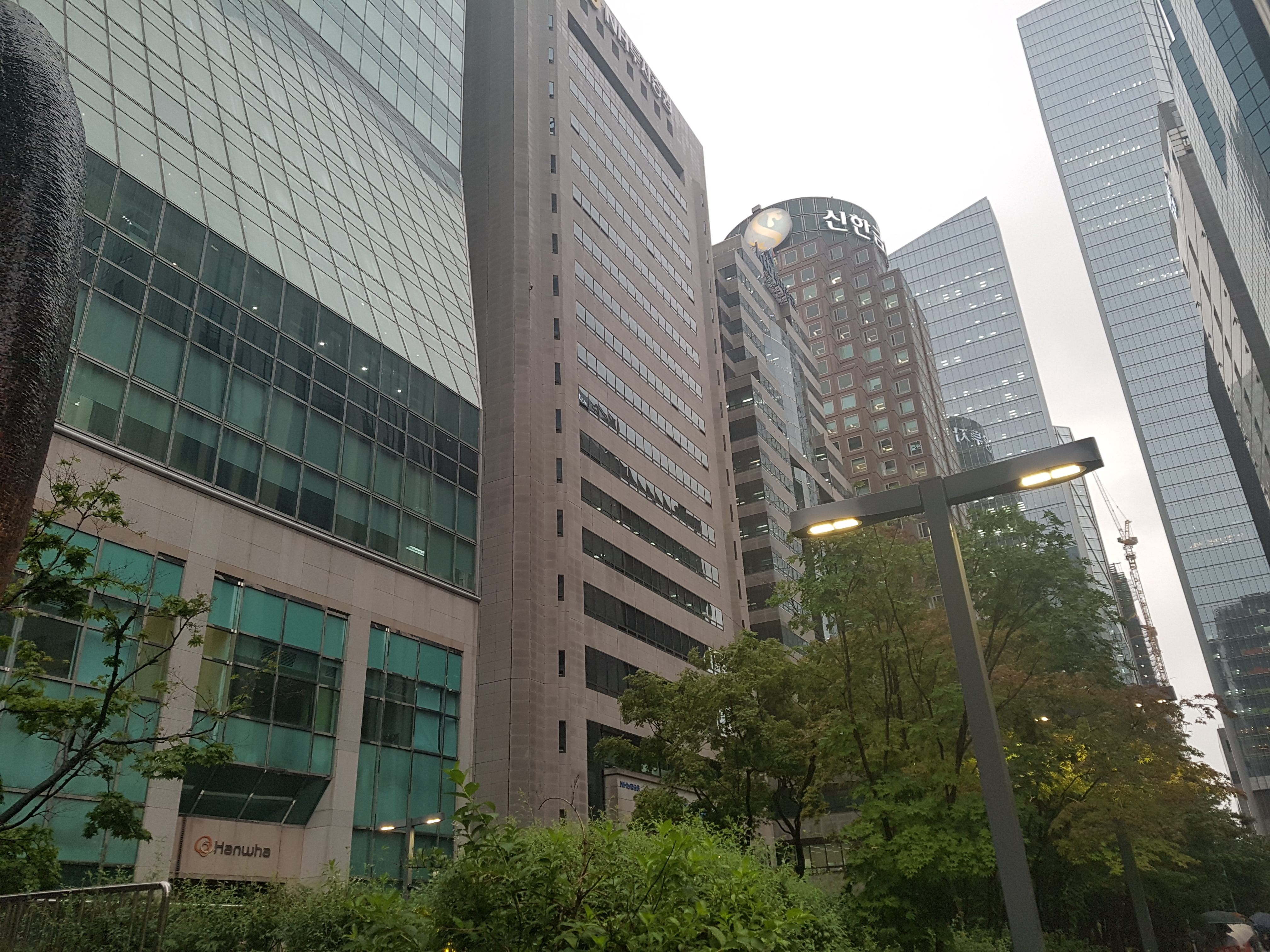 왼쪽부터 한화투자증권, NH투자증권, KTB투자증권, 신한금융투자 본사 건물.