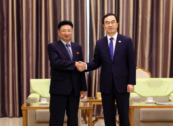 남북통일농구경기 남측 방북단 단장인 조명균 통일부 장관과 원길우 체육성 부상이 3일 평양순안공항 귀빈실에서 환담하고 있다. 남북 통일농구는 통산 네 번째이자 15년 만이다. 1999년 9월 평양에서 처음 개최된 남북 통일농구는 같은 해 12월 서울에서 또다시 열렸고, 2003년 10월 평양 류경정주영체육관에서 마지막으로 열렸다. 농구 경기는 4일 남북 혼합경기, 5일 친선경기를 남녀 선수별로 모두 4차례 연다. 2018. 7. 3  사진공동취재단