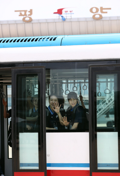 남북통일농구대회에 참가한 농구단 선수들이 3일 평양순안공항에 도착해 공항 차량에 탑승해 있다. 남북 통일농구는 통산 네 번째이자 15년 만이다. 1999년 9월 평양에서 처음 개최된 남북 통일농구는 같은 해 12월 서울에서 또다시 열렸고, 2003년 10월 평양 류경정주영체육관에서 마지막으로 열렸다. 농구 경기는 4일 남북 혼합경기, 5일 친선경기를 남녀 선수별로 모두 4차례 연다. 2018. 7. 3  사진공동취재단