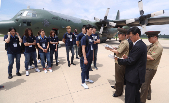 통일농구경기에 참가한 농구단 선수들이 3일 평양순안공항에 도착해 북측 관계자에게 신분 확인을 하고 있다. 남북 통일농구는 통산 네 번째이자 15년 만이다. 1999년 9월 평양에서 처음 개최된 남북 통일농구는 같은 해 12월 서울에서 또다시 열렸고, 2003년 10월 평양 류경정주영체육관에서 마지막으로 열렸다. 농구 경기는 4일 남북 혼합경기, 5일 친선경기를 남녀 선수별로 모두 4차례 연다. 2018. 7. 3  사진공동취재단