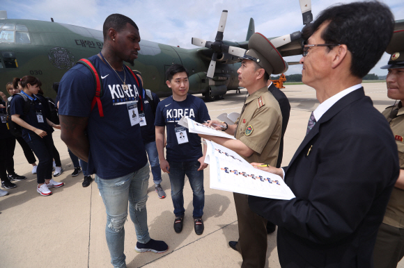 통일농구경기에 참가한 농구단 선수들이 3일 평양순안공항에 도착해 북측 관계자에게 신분 확인을 하고 있다. 남북 통일농구는 통산 네 번째이자 15년 만이다. 1999년 9월 평양에서 처음 개최된 남북 통일농구는 같은 해 12월 서울에서 또다시 열렸고, 2003년 10월 평양 류경정주영체육관에서 마지막으로 열렸다. 농구 경기는 4일 남북 혼합경기, 5일 친선경기를 남녀 선수별로 모두 4차례 연다. 2018. 7. 3  사진공동취재단
