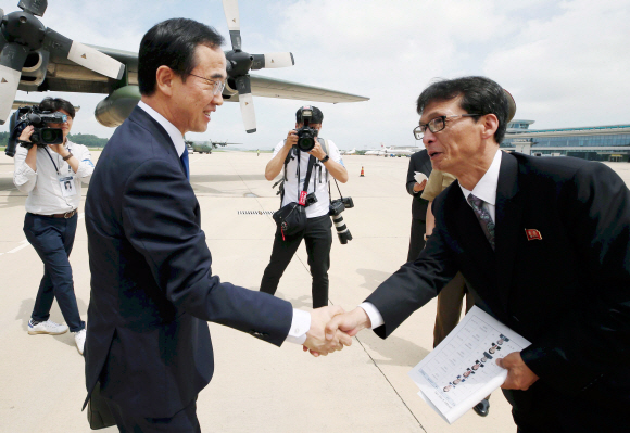 통일농구대회 남측 방북단 단장인 조명균 통일부 장관이 3일 평양순안공항에 도착해 북측 관계자와 악수하고 있다. 남북 통일농구는 통산 네 번째이자 15년 만이다. 1999년 9월 평양에서 처음 개최된 남북 통일농구는 같은 해 12월 서울에서 또다시 열렸고, 2003년 10월 평양 류경정주영체육관에서 마지막으로 열렸다. 농구 경기는 4일 남북 혼합경기, 5일 친선경기를 남녀 선수별로 모두 4차례 연다. 2018. 7. 3  사진공동취재단