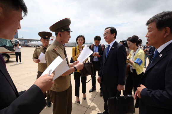 통일농구대회 남측 방북단 단장인 조명균 통일부 장관이 3일 평양순안공항에 도착해 신분확인을 하고 있다. 남북 통일농구는 통산 네 번째이자 15년 만이다. 1999년 9월 평양에서 처음 개최된 남북 통일농구는 같은 해 12월 서울에서 또다시 열렸고, 2003년 10월 평양 류경정주영체육관에서 마지막으로 열렸다. 농구 경기는 4일 남북 혼합경기, 5일 친선경기를 남녀 선수별로 모두 4차례 연다. 2018. 7. 3  사진공동취재단