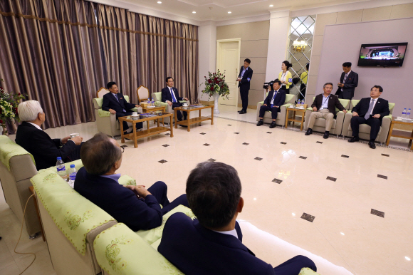 통일농구대회 남측 방북단 단장인 조명균 통일부 장관과 원길우 체육성 부상이 3일 평양순안공항 귀빈실에서 환담하고 있다. 남북 통일농구는 통산 네 번째이자 15년 만이다. 1999년 9월 평양에서 처음 개최된 남북 통일농구는 같은 해 12월 서울에서 또다시 열렸고, 2003년 10월 평양 류경정주영체육관에서 마지막으로 열렸다. 농구 경기는 4일 남북 혼합경기, 5일 친선경기를 남녀 선수별로 모두 4차례 연다. 2018. 7. 3  사진공동취재단