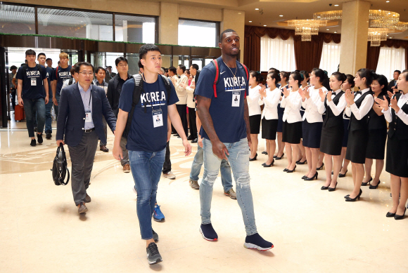 남북통일농구경기에 참가한 선수 등이 3일 평양 고려호텔에 도착하며 박수를 받고 있다. 남북 통일농구는 통산 네 번째이자 15년 만이다. 1999년 9월 평양에서 처음 개최된 남북 통일농구는 같은 해 12월 서울에서 또다시 열렸고, 2003년 10월 평양 류경정주영체육관에서 마지막으로 열렸다. 농구 경기는 4일 남북 혼합경기, 5일 친선경기를 남녀 선수별로 모두 4차례 연다. 2018. 7. 3  사진공동취재단