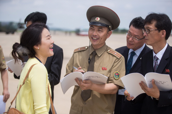 남북통일농구경기에 취재를 온 기자단이 3일 평양 순안공앙에 도착해 밝은 분위기에서 신분을 확인하고 있다. 2018. 7. 3  사진공동취재단