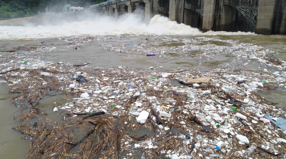3일 경기도 하남시 팔당댐에 장마로 떠내려온 쓰레기들이 가득하다. 2018.7.3  박지환 기자 popocar@seoul.co.kr