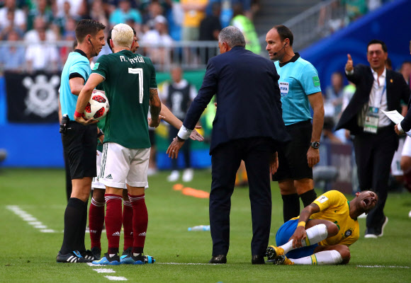 3일 네이마르가 후반 26분 멕시코의 미겔 라윤에게 오른 발목을 밟힌 뒤 고통스러운 표정을 지으며 뒹굴고 있는 모습.  사마라 로이터 연합뉴스