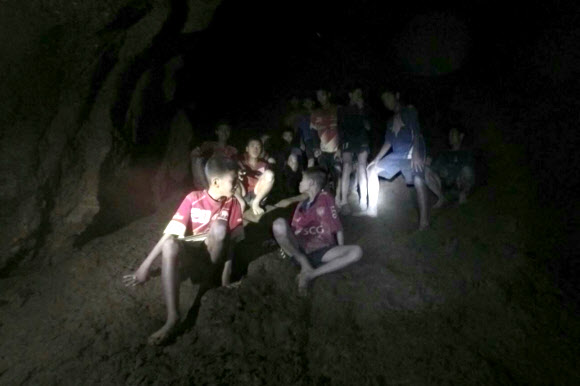 “행복해요”… 동굴서 열흘 만에 찾아낸 태국 아이들