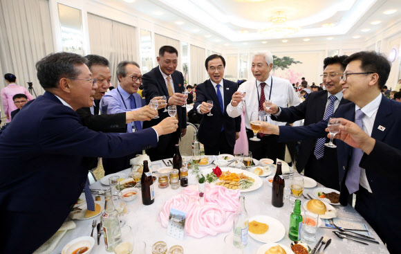 남북통일농구경기 남측 방북단 단장인 조명균 통일부 장관(왼쪽 다섯번째)과 원길우 체육상 부상(왼쪽 일곱번째) 등 남북 관계자들이 3일 평양 옥류관에서 열린 환영만찬에서 건배를 하고 있다. 2018.7.3  사진공동취재단