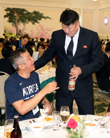 3일 오후 평양 옥류관에서 열린 남북통일농구경기 환영만찬에서 허재 감독과 북측 관계자가 대화를 나누고 있다. 2018.7.3  사진공동취재단
