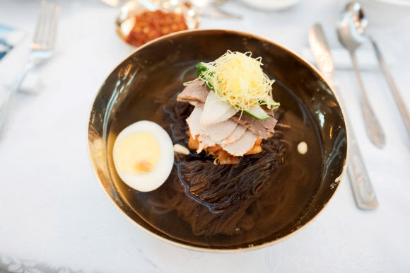 3일 오후 평양 옥류관에서 열린 남북통일농구경기 환영만찬에 준비된 평양냉면. 2018.7.3  사진공동취재단