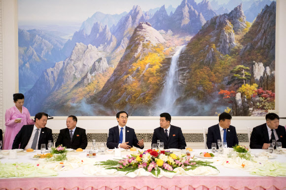 남북통일농구경기 남측 방북단 단장인 조명균 통일부 장관(오른쪽 네번째)과 북측 김일국 체육상(오른쪽 세번째)이 3일 오후 평양 옥류관에서 열린 환영만찬에서 대화를 하고 있다. 2018.7.4  사진공동취재단