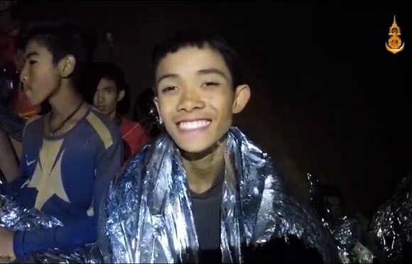 지난달 23일 태국 북부 치앙라이주 매사이 지구의 탐 루엉 동굴에서 실종됐던 태국 유소년 축구선수 12명과 코치 등 13명의 생존이 지난 2일 밤 확인된 가운데 이들의 생존 모습이 담긴 영상을 태국 해군이 공개했다. EPA 연합뉴스