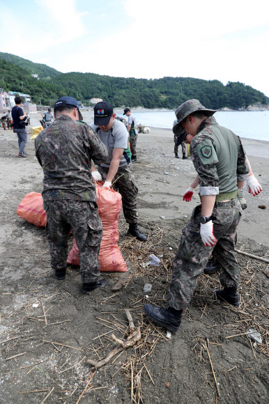 태풍 대민지원 나선 장병들