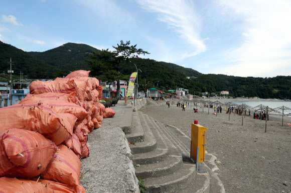 해수욕장에 쌓인 쓰레기