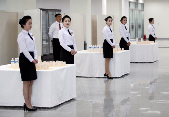 남북통일농구경기가 개최된 4일 오전 평양 류경 정주영체육관에서 북측 봉사원들이 안내를 하고 있다. 2018. 7. 4 사진공동취재단