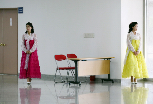 남북통일농구경기가 개최된 4일 오전 평양 류경 정주영체육관에서 봉사원들이 안내를 하고 있다. 2018. 7. 4 사진공동취재단