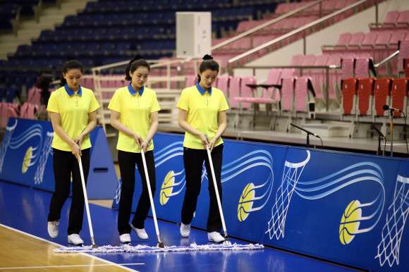 남북통일농구경기가 개최된 4일 오전 평양 류경 정주영체육관에서 북측 봉사원들이 경기 준비를 하고 있다. 2018. 7. 4 사진공동취재단