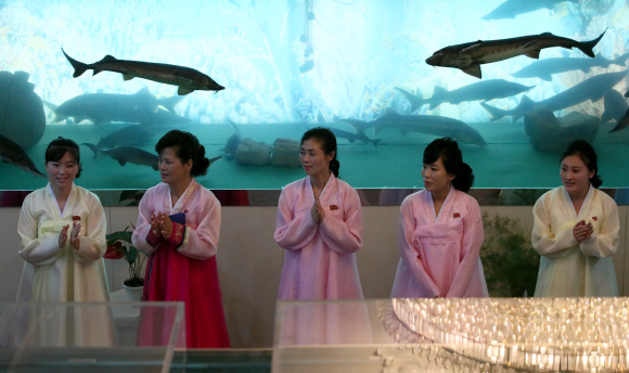 3일 오후 평양 옥류관에서 남북통일농구경기 환영만찬이 열린 가운데 봉사원들이 박수를 치며 환대하고 있다. 2018.07.03 사진공동취재단