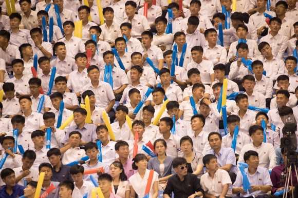 4일 평양 류경정주영체육관에서 개최된 남북통일농구경기에서 여자 ‘평화’팀과 ‘번영’팀이 혼합경기를 평양 주민들이 관람하며 응원하고 있다. 2018. 7. 4 사진공동취재단