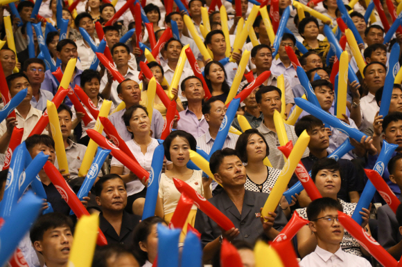 4일 평양 류경정주영체육관에서 개최된 남북통일농구경기에서 여자 ‘평화’팀과 ‘번영’팀이 혼합경기를 평양 주민들이 관람하며 응원하고 있다.. 2018. 7. 4 사진공동취재단