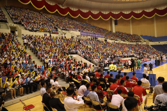 4일 평양 류경정주영체육관에서 개최된 남북통일농구경기에서 여자 ‘평화’팀과 ‘번영’팀이 혼합경기를 평양 주민들이 관람하며 응원하고 있다.. 2018. 7. 4 사진공동취재단