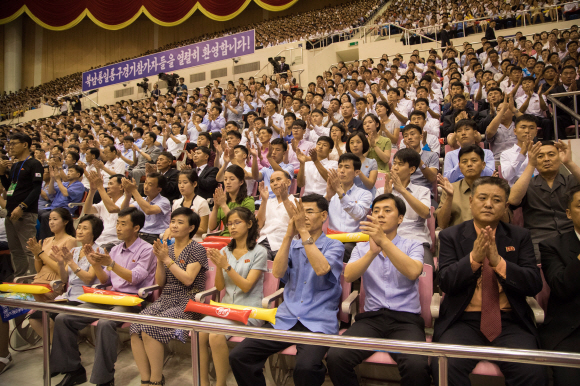 4일 평양 류경정주영체육관에서 개최된 남북통일농구경기에서 여자 ‘평화’팀과 ‘번영’팀이 혼합경기를 평양 주민들이 관람하며 응원하고 있다. 2018. 7. 4 사진공동취재단