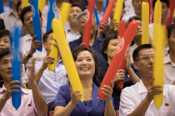 4일 평양 류경정주영체육관에서 개최된 남북통일농구경기에서 여자 ‘평화’팀과 ‘번영’팀이 혼합경기를 평양 주민들이 관람하며 응원하고 있다. 2018. 7. 4 사진공동취재단