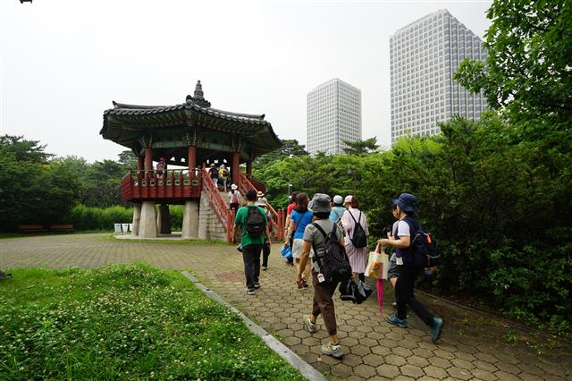 여의도공원 마포대교 남단 한국전통의 숲에 지어진 여의정으로 향하는 참가자들. 오른쪽에 LG 트윈타워가 보인다.