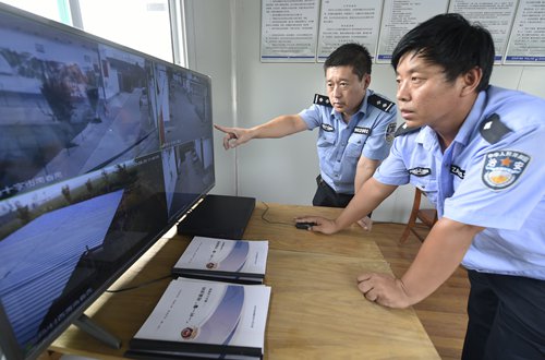 중국 산둥성 쩌우핑에서 공안들이 실시간으로 연결되는 화면을 통해 농촌 마을을 순찰하고 있다. 글로벌타임스 홈페이지 캡처