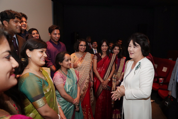 김정숙 여사가 4일 오후 인도영화 ‘당갈’을 관람하기 위해 강남구 신사동 이봄씨어터(소규모 예술영화관)에 도착, 인도 유학생들과 인사하고 있다. 2018.7.4청와대제공