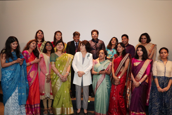 김정숙 여사가 4일 오후 인도영화 ‘당갈’을 관람하기 위해 강남구 신사동 이봄씨어터(소규모 예술영화관)에 도착, 인도 유학생들과 인사하고 있다. 2018.7.4청와대제공