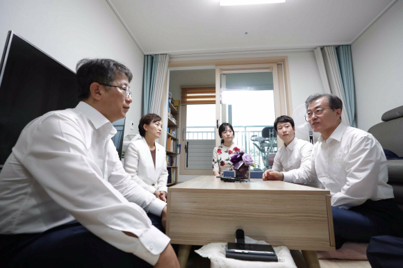 문재인 대통령이 5일 서울 구로구 오류동 행복주택에 입주한 한 신혼부부 집을 찾아 거주지를 옮기기까지 겪은 고충을 듣고 있다. 문 대통령은 향후 5년간 최대 88만쌍의 신혼부부에게 공공주택·자금을 지원하는 신혼부부·청년 주거지원 대책을 발표했다. 왼쪽부터 박상우 한국토지주택공사(LH) 사장, 김현미 국토교통부 장관, 신혼부부 이진경·우재완씨.  도준석 기자 pado@seoul.co.kr