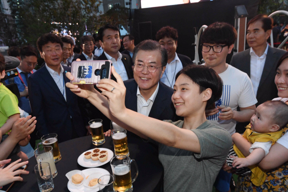 문재인 대통령이 5일 서울시 구로구 행복주택을 방문해 입주자들과 사진을 찍고 있다.  2018.07.05 도준석 기자 pado@seoul.co.kr