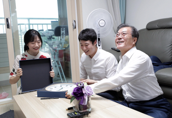 문재인 대통령이 5일 서울시 구로구 행복주택에 입주한 신혼부부 집 방문해  선물을 전달하고  있다. 2018.07.05 도준석 기자 pado@seoul.co.kr