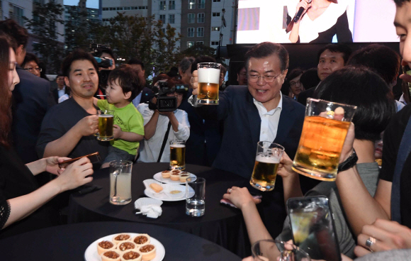 문재인 대통령이 5일 서울시 구로구 행복주택을 방문해 입주자들과 맥주로 건배를 하고 있다.  2018.07.05 도준석 기자 pado@seoul.co.kr