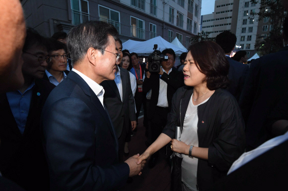 문재인 대통령이 5일 서울시 구로구 행복주택을 방문을 나가던 도중 주택 건설로 피해를 봤다고 항의하는 한 주민을 만나고 있다. 2018.07.05 도준석 기자 pado@seoul.co.kr