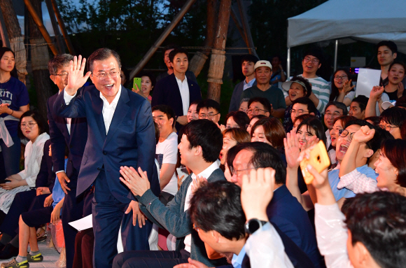 문재인 대통령이 5일 서울시 구로구 행복주택에서 신혼부부 및 청년 주거대책 발표 행사에서 인사 하고 있다.  . 2018.07.05 도준석 기자 pado@seoul.co.kr