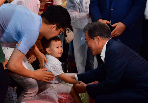 문재인 대통령이 5일 서울시 구로구 행복주택에서 신혼부부 및 청년 주거대책 발표 행사에서 아이와 인사 하고 있다.  . 2018.07.05 도준석 기자 pado@seoul.co.kr